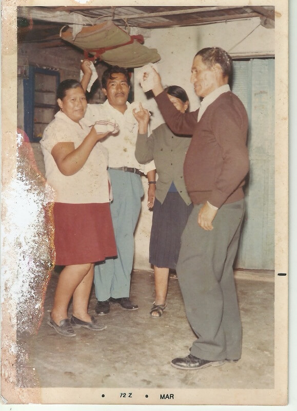 Agustín Galarza, mi abuelo, migrante boliviano, junto a su familia bailando una cueca