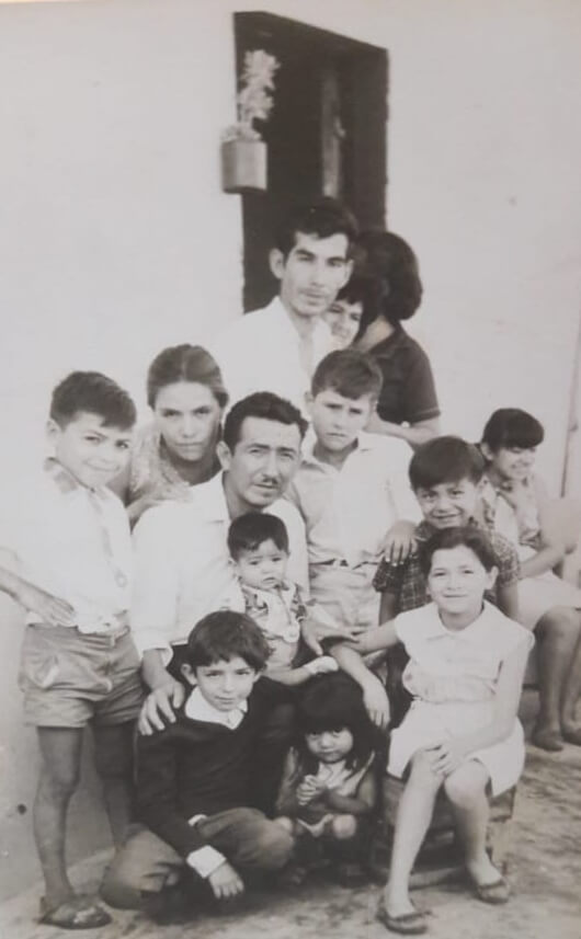 Mi papá Carmelo Roberto Díaz, con su hermano y muchos de nosotros